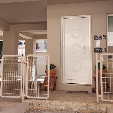 Momenti Felici Apartment Артемида Екстериор снимка